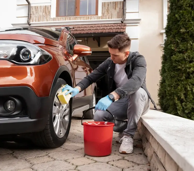 Lavage auto à domicile La Barre-de-Monts : professionnel intervenant sur un véhicule